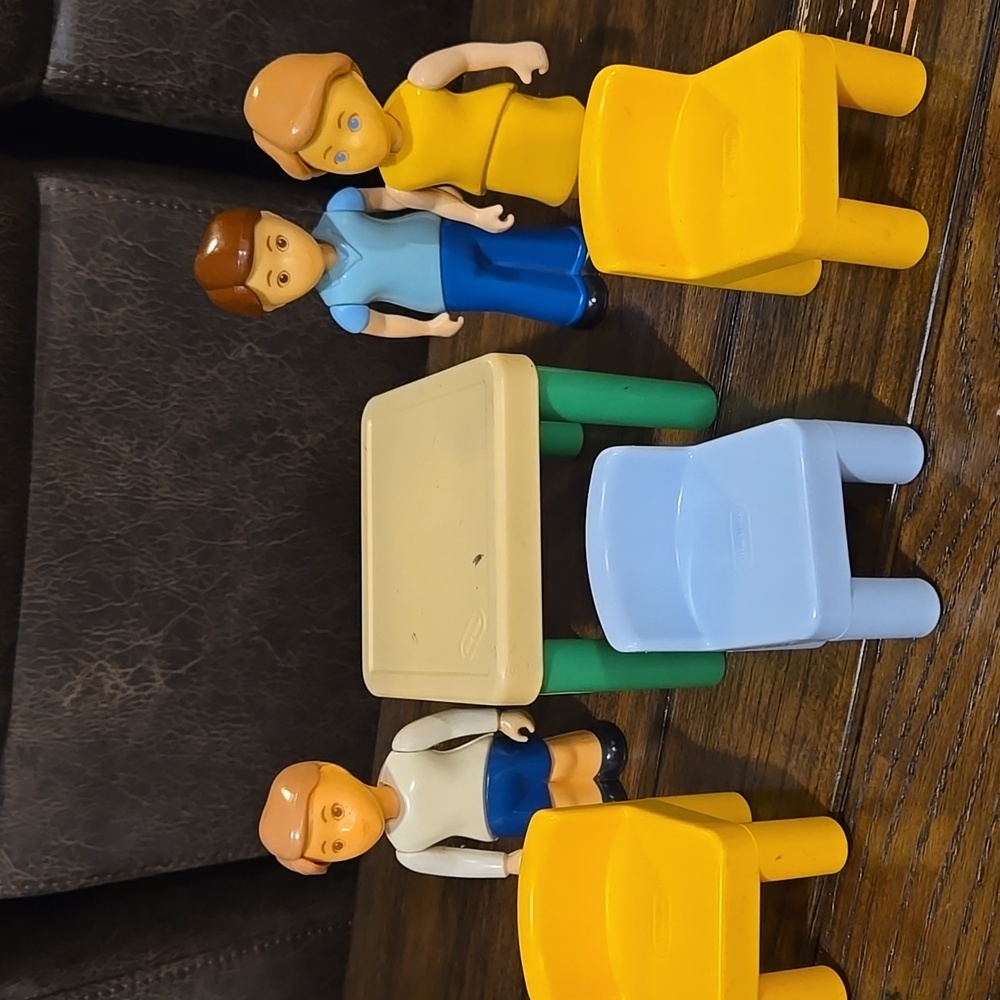 Vintage Little Tikes Dollhouse Furnitur And People Family  Lot Of 7 pcs